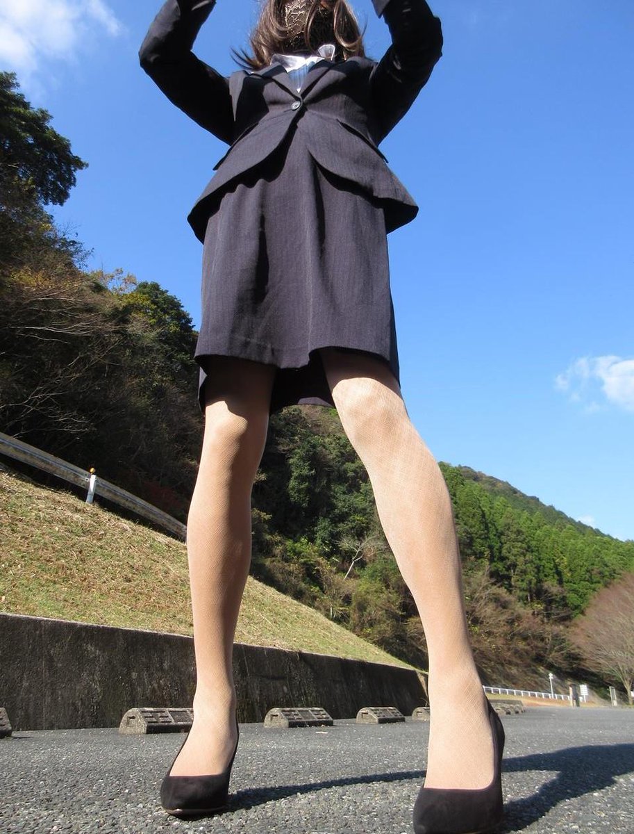 ヒロさん على تويتر 僕の好みは 黒タイトスカート 事務員 に柄無しの黒タイツ 靴は スニーカー かショートブーツ もちろん も