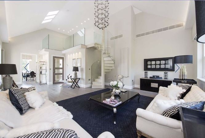 ArlingtonRes's tweet photo. Simply stunning 4 bedroom duplex Apartment in #Hampstead with spacious #InteriorDesigned accommodation plus a fabulous roof terrace and landscaped communal gardens. £3,750 pw. To arrange a viewing please call +44 20 7722 3322. #Rent #Luxury #Property https://t.co/dxsAt1sClK https://t.co/d9DDs9dd7l