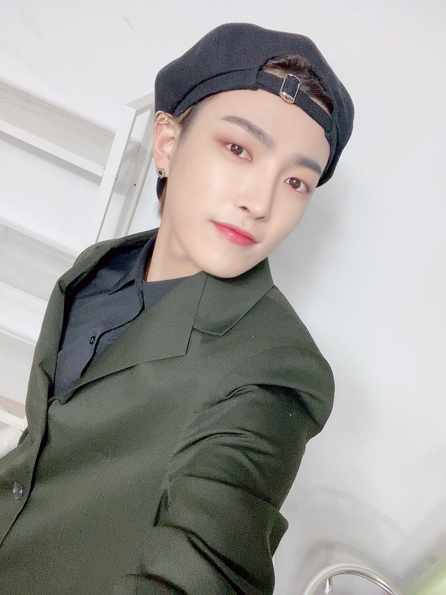 ATEEZofficial's tweet photo. [#홍중] 에이티니~~! 에이티즈 유니버스 놀러 와서 같이 놀아요👐👐👐👐
#ATEEZ #에이티즈 https://t.co/H46JR7Iofd