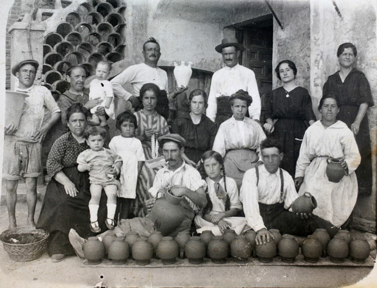 PatrimonioCM's tweet photo. 📸 Colección “Madrileños”, 1910. Familia de alfareros. ARCM https://t.co/chHEwhxBa7