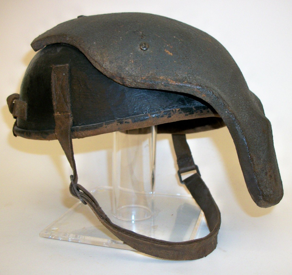 Another pre-cursor  #Stahlhelm thread & answer to yesterday’s question. Firstly, congratulations to those who correctly called this as a ‘Gaede’ helmet.A limited number, field designed solution, driven by hard learned necessity. 1)