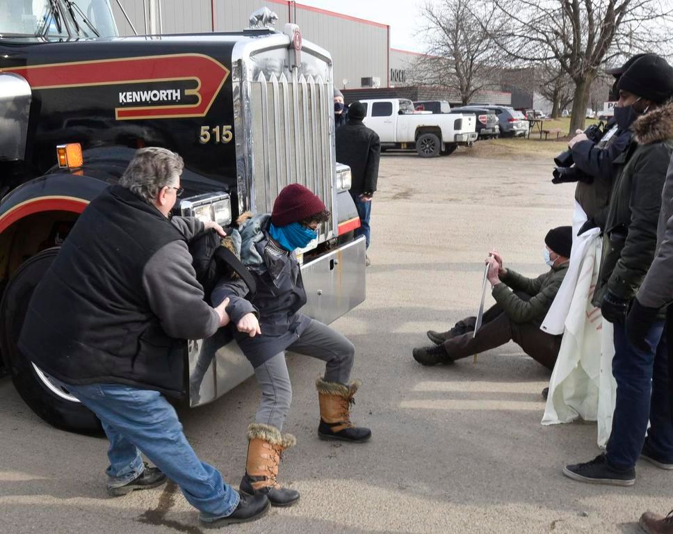WorldBeyondWar's tweet image. On Monday, activists of World BEYOND War and our allies blocked trucks carrying armored vehicles for the Saudi-led war on Yemen. 

Here's how you can do the same! buff.ly/2NKXIYf 💪

#YemenCantWait #YemenCantWait #StopArmingSaudi #WorldSaysNo #DayofAction4Yemen