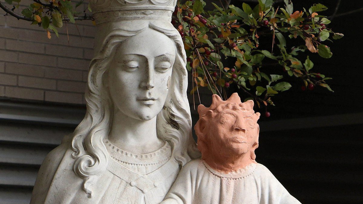 After the head of this statue of baby Jesus in Ontario was stolen, a local artist restored the statue. People on social media said it looks a bit like Maggie Simpson. Upon its inauguration, the thief decided to return the original head...