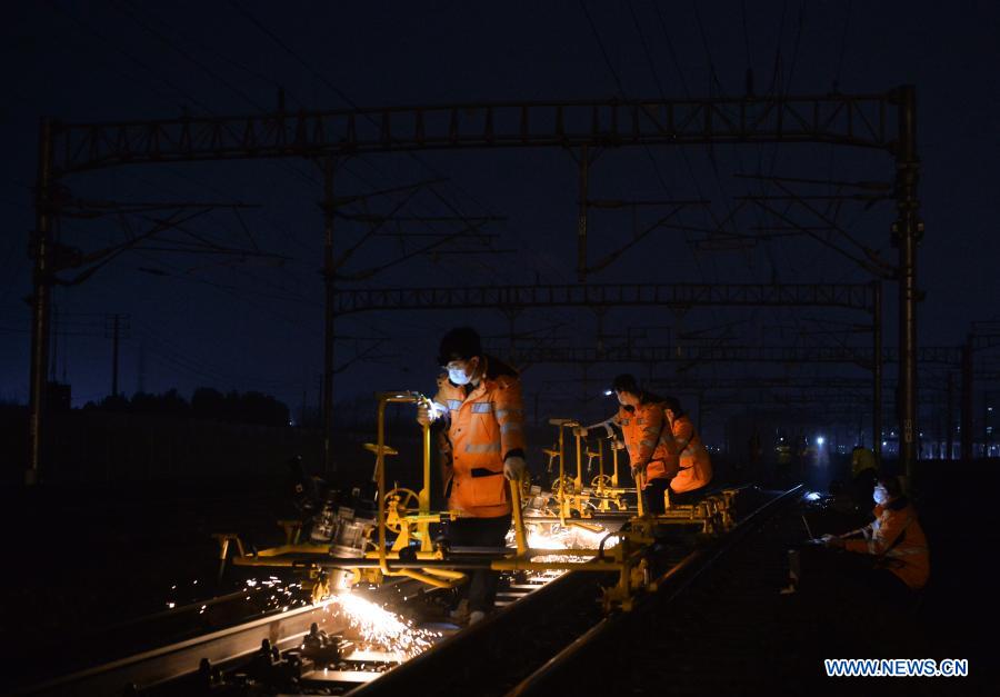 ChinaDaily's tweet photo. #EverydayHero Workers of China Railway Shanghai Bureau conduct rail grinding work early Wednesday morning in Wuhu city of Anhui province to guarantee the safety of high-speed railway operations. #China #railway https://t.co/gHr4VsdEze