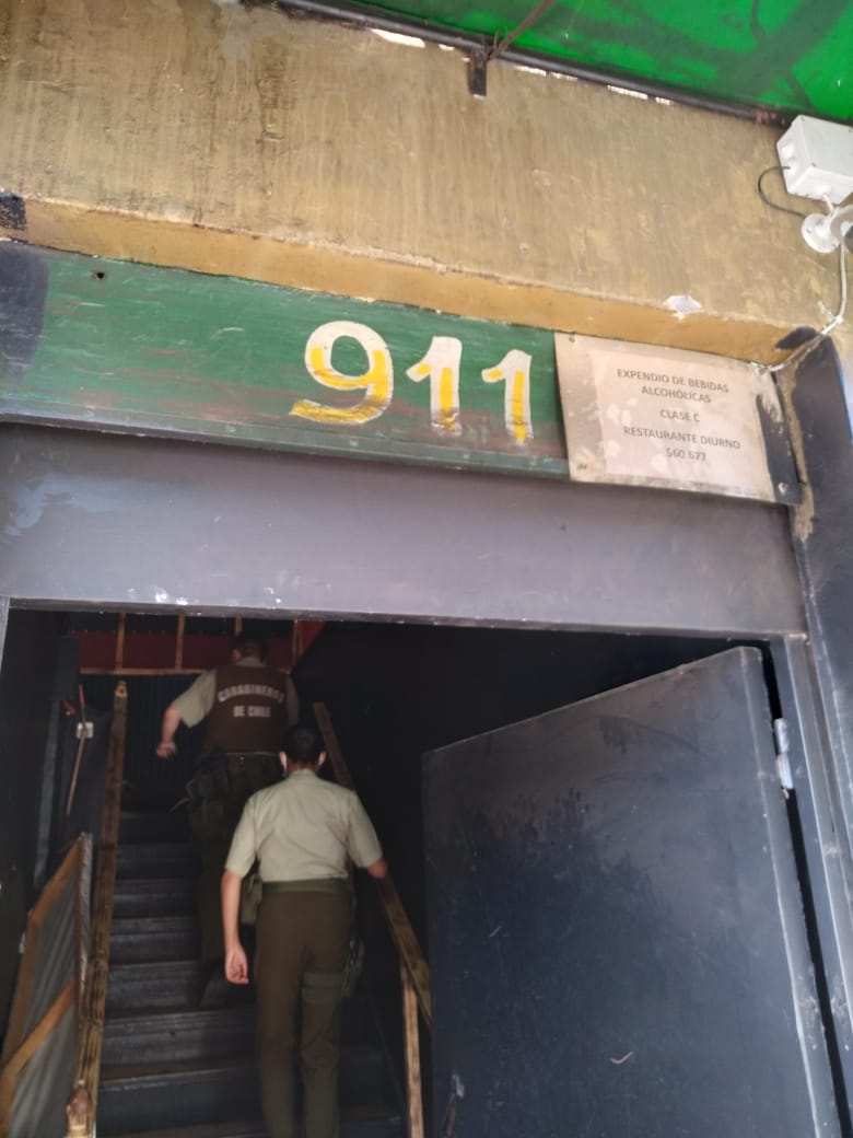Nuestro equipo de seguridad detectó un local clandestino con expendio de alcohol en Antonia López de Bello 911. Se procedió al decomiso de todo el alcohol en colaboración con <a href="/Carabdechile/">Carabineros de Chile</a> 👮‍♂️🚨