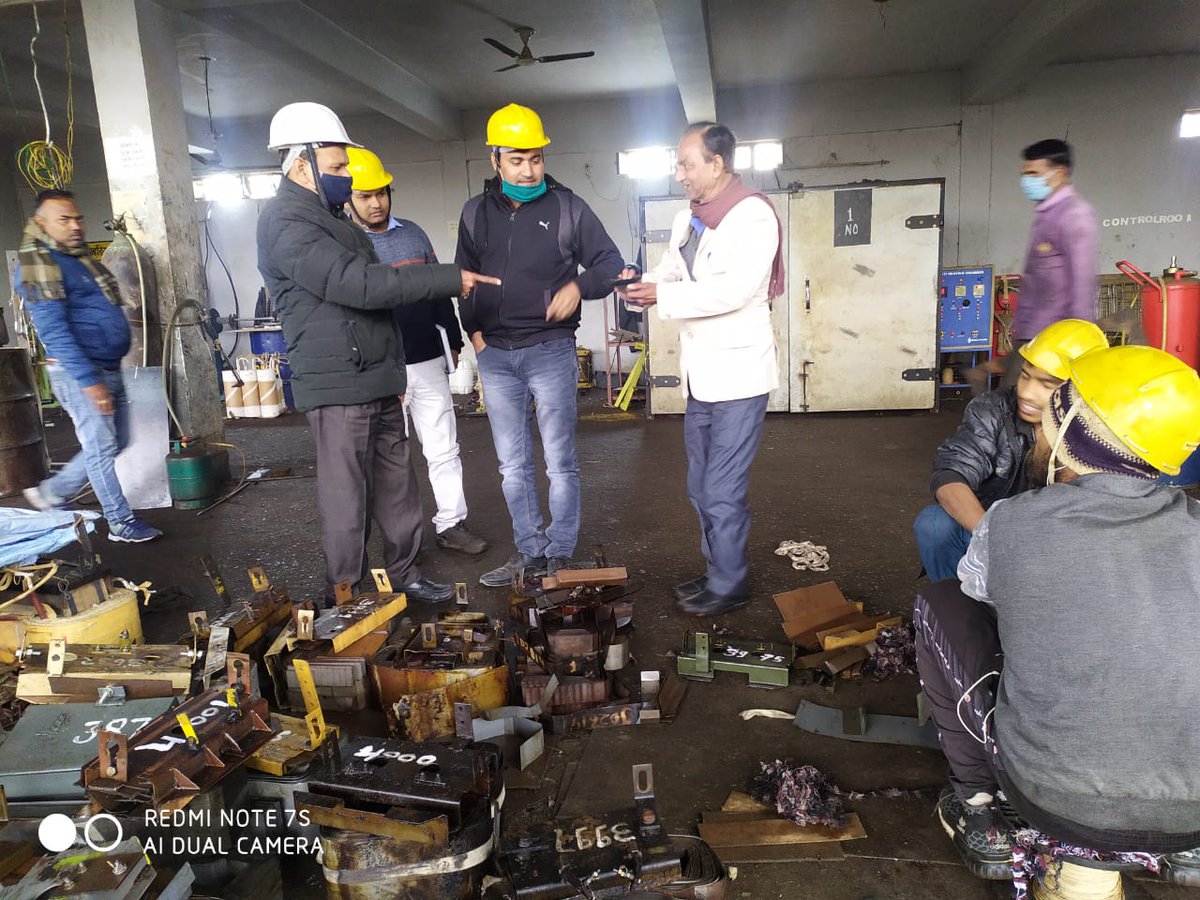 eeedd1agra1's tweet photo. @UppclChairman @DVVNLMD @DvvnlWorkshop 
instruction givin during Inspection of Mainpuri workshop
1.Maintain better quality
2.Improve oil recovery
3.Take safety measures 
4.implement 100 % SAP-ERP https://t.co/61P81HQCvp