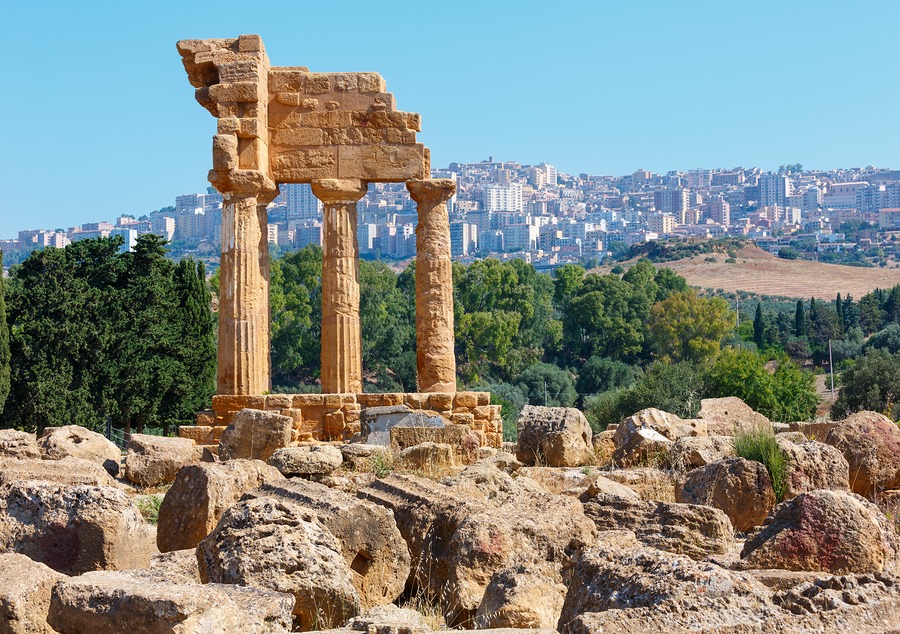 ItalyMagazine's tweet photo. #Agrigento lies on Sicily's southwest coast above the sea, formerly the ancient Greek city of Akragas, one of the leading cities of Magna Graecia. Nearby is the UNESCO-recognized Valley of the Temples, a must-see for any lover of ancient history https://t.co/DYIRP0ehRI https://t.co/NpqRfZsksE