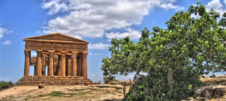 ItalyMagazine's tweet photo. #Agrigento lies on Sicily's southwest coast above the sea, formerly the ancient Greek city of Akragas, one of the leading cities of Magna Graecia. Nearby is the UNESCO-recognized Valley of the Temples, a must-see for any lover of ancient history https://t.co/DYIRP0ehRI https://t.co/NpqRfZsksE