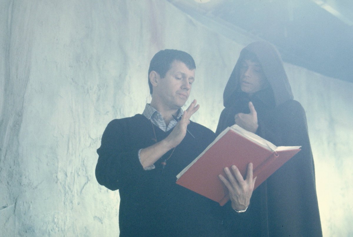 StarWarsSpain's tweet photo. Echa un vistazo detrás de las cámaras: el director Richard Marquand habla con Mark Hamill e Ian McDiarmid sobre las escenas de 'Star Wars: El retorno del Jedi'. https://t.co/PQ7JD2feKk