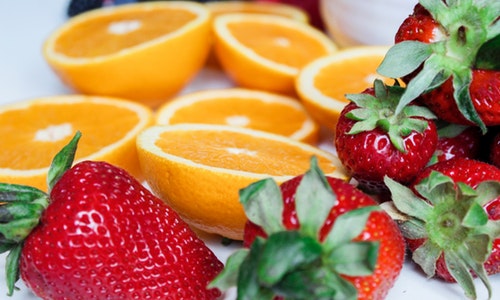 Consuming fluid-filled foods like orange, oatmeal, cantaloupe, celery, strawberries and yogurt is a great way to sneak in more #water and #vitaminC into your day.
#HealthyFood #ImmunityTips https://t.co/oALugRT6jA