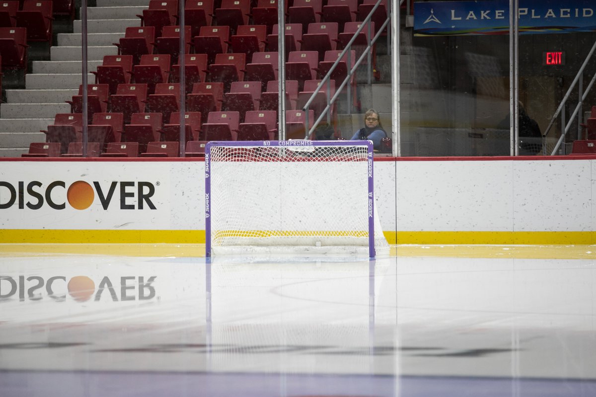 starkhockey's tweet photo. PURPLE GOAL POSTS ! 😈

Your thoughts ? 🧐 
📸 @michelle_jay3 

@NWHL #Isobelcup2021 https://t.co/p35XdJDnne