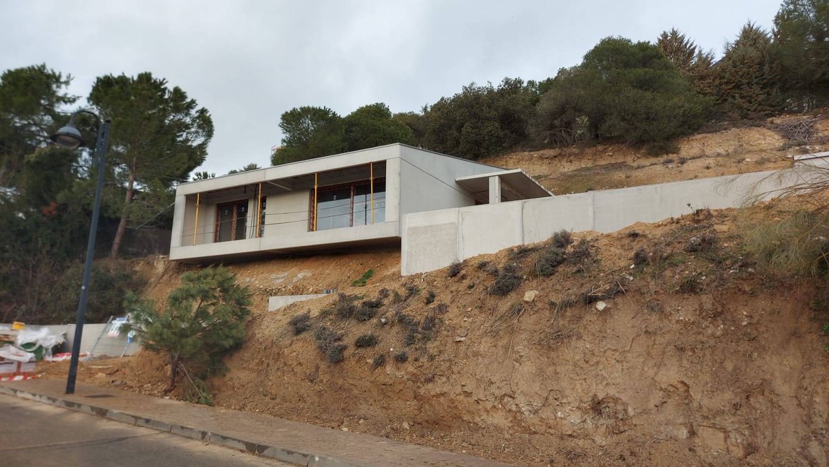 MaralbArquitect's tweet photo. Así luce, a día de hoy, nuestro proyecto de #viviendamodular en Galapagar, #Madrid. Una #vivienda con estructura modular asentada sobre un terreno en pendiente

Proyecto con @modularhomeESP

#JuevesDeArquitectura #arquitectura #arquitectos https://t.co/DqDsxqfJgz