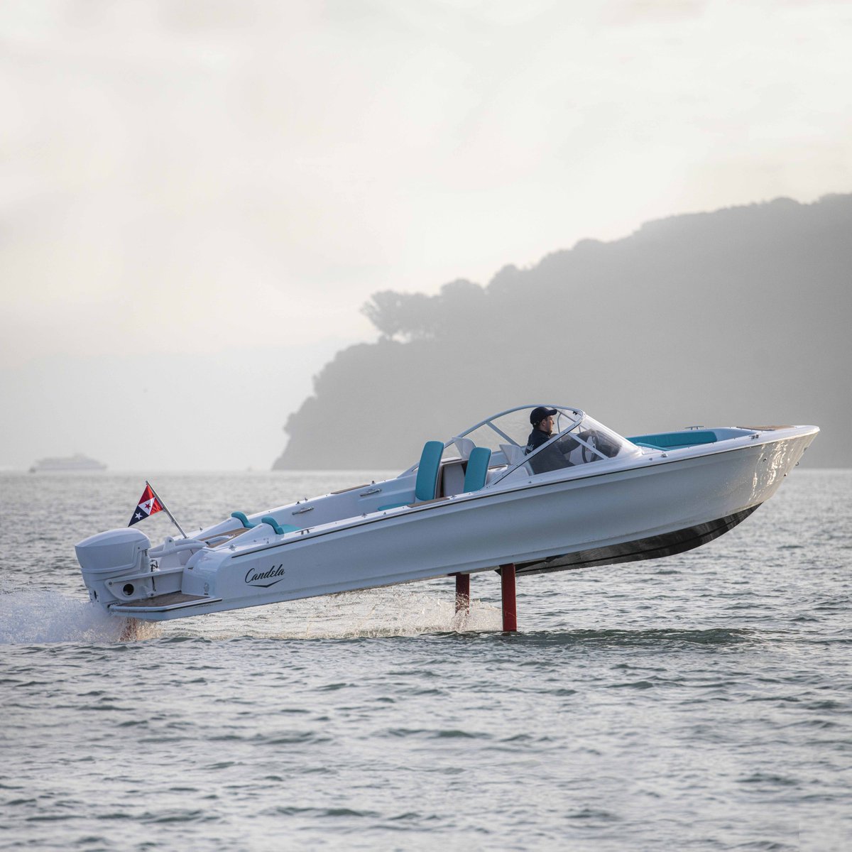 CandelaBoat's tweet image. ...and liftoff! Takeoff is fully automatic, all you have to do is put the pedal to the metal and enjoy the fantastic sensation as the hull rises out of the water at 15 knots.

#speedrangesilence #candelaseven #flightcontroller #sustaintech #ev