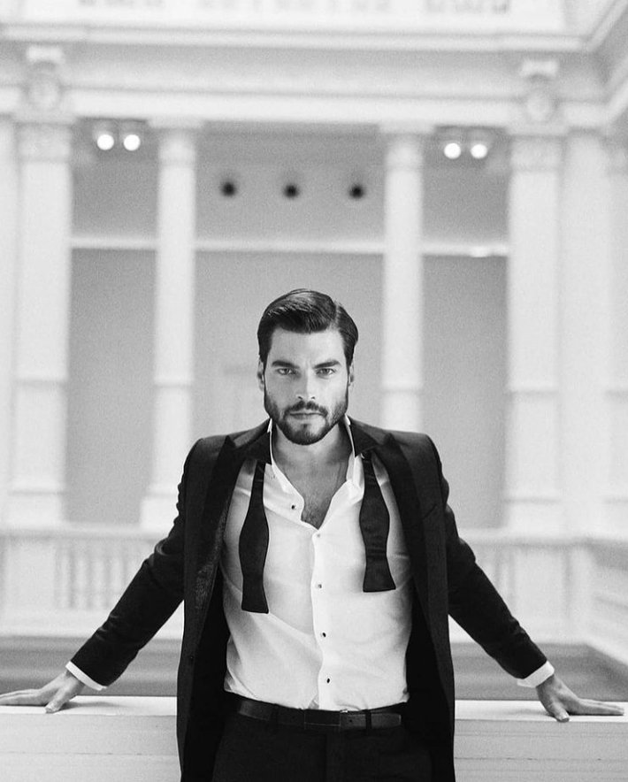 @AkinEngNews Black and white

#Hercai Hercai
#Miran Miran
#AkınAkınözü AkınAkınözü