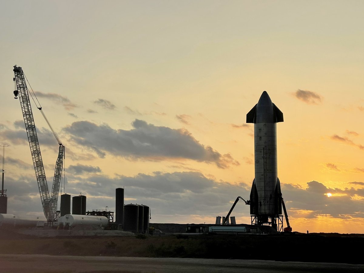 BocaChicaGal's tweet photo. It was a beautiful sunrise with Starship. I am looking forward to watching her fly and nailing the landing. #HopNow π₯ππ₯
@NASASpaceflight https://t.co/m1ZPpjaRvI