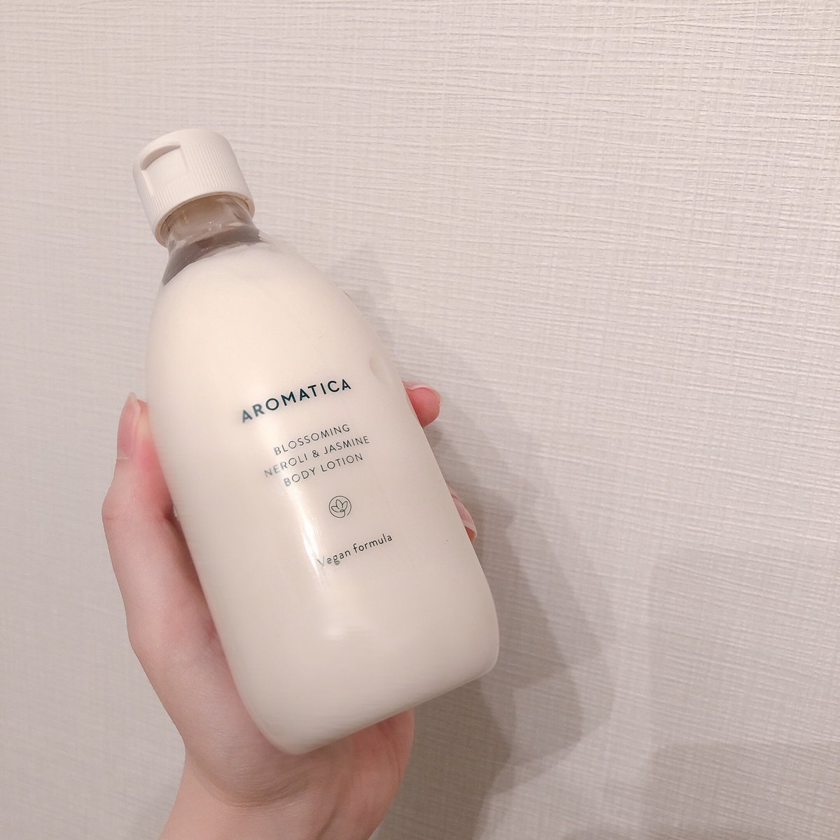 じぇにこ A Twitter Aromaticaのボディクリーム全体的にとても好み ジャスミンの甘い香りは少し苦手だけどこれはネロリ ジャスミンだからかジャスミンティーの香り 飲茶で出てくるお茶を思い出す 甘くない 塗ったあとベタベタしないところも良い 適度な保湿で