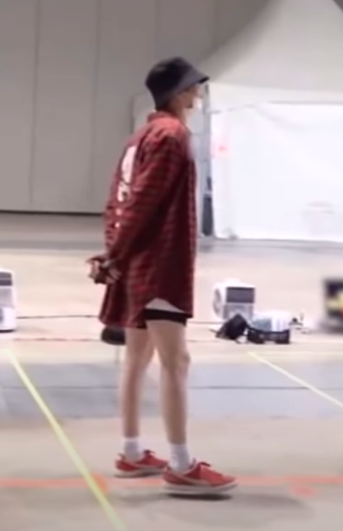 taenosaurxx's tweet photo. let me talk about yoongi's legs here https://t.co/1lAgxrosDM
