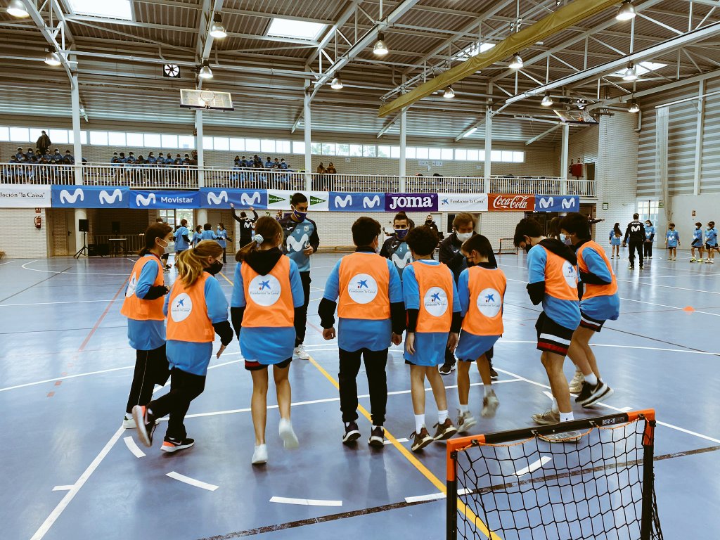 DeportesECM's tweet photo. Hoy la #Giramegacracks de @InterMovistar se celebra en @stlouisfrancais. Los jugadores de primera dando una masterclass a los alumnos y como siempre con toda la seguridad que rodea al deporte, toma de temperatura, mascarillas y sin público. ¿Acaso no están seguros así los niños? https://t.co/G07D36gZP5