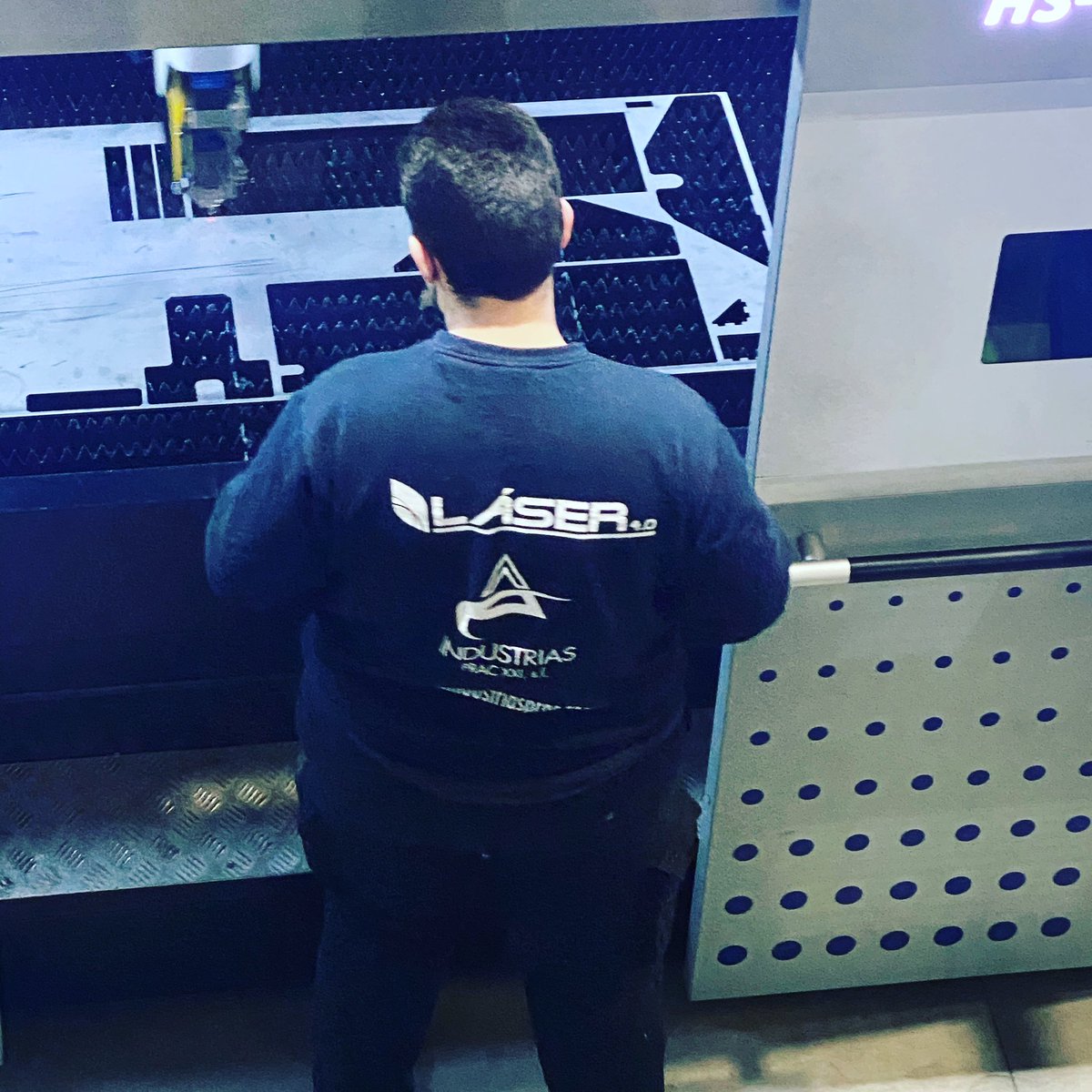 Laser401's tweet photo. #ajustando #maquinalaser #operario #laserfibra #corteporlaser #calibrando #wsx https://t.co/3hbri8S54p