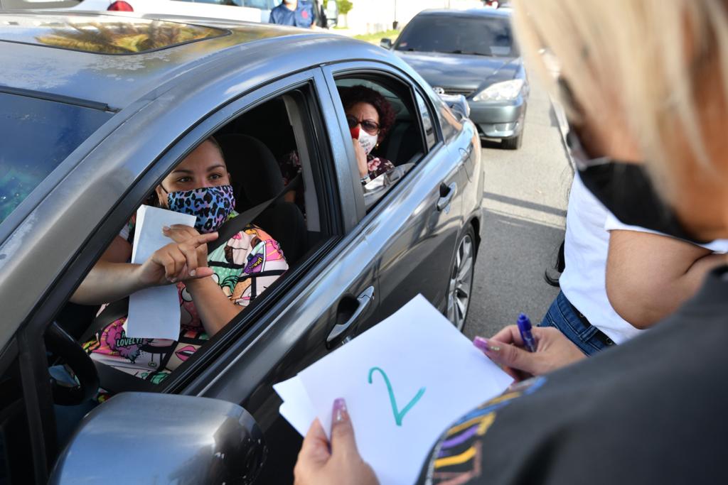 SomosFamiliaPR's tweet photo. Sobre 1,800 familias del Residencial Luis Llorens Torres recibieron hoy alimentos del Programa TEFAP donde personal de la ADSEF utilizó el modelo de servi-carro para cumplir con las medidas de seguridad y salud. #SustentoAlimentario https://t.co/dDLLFAkWbp