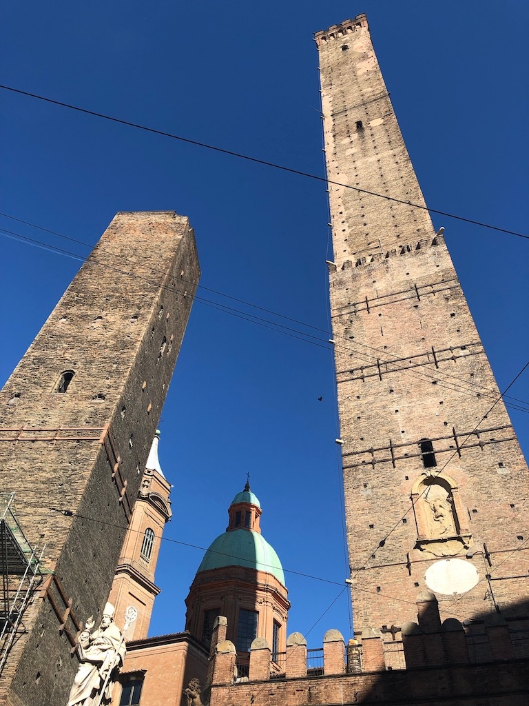 TBEExplorer's tweet image. The two towers of Bologna, Italy. The two &apos;leaning towers of Bologna&apos;.

These two are called the Asinelli Tower (97.2m high) and the Garisenda Tower (48m high).

Pretty impressive stuff, a steep and arduous climb up... and down.

#bologna #italy #thebrighteyedexplorer
