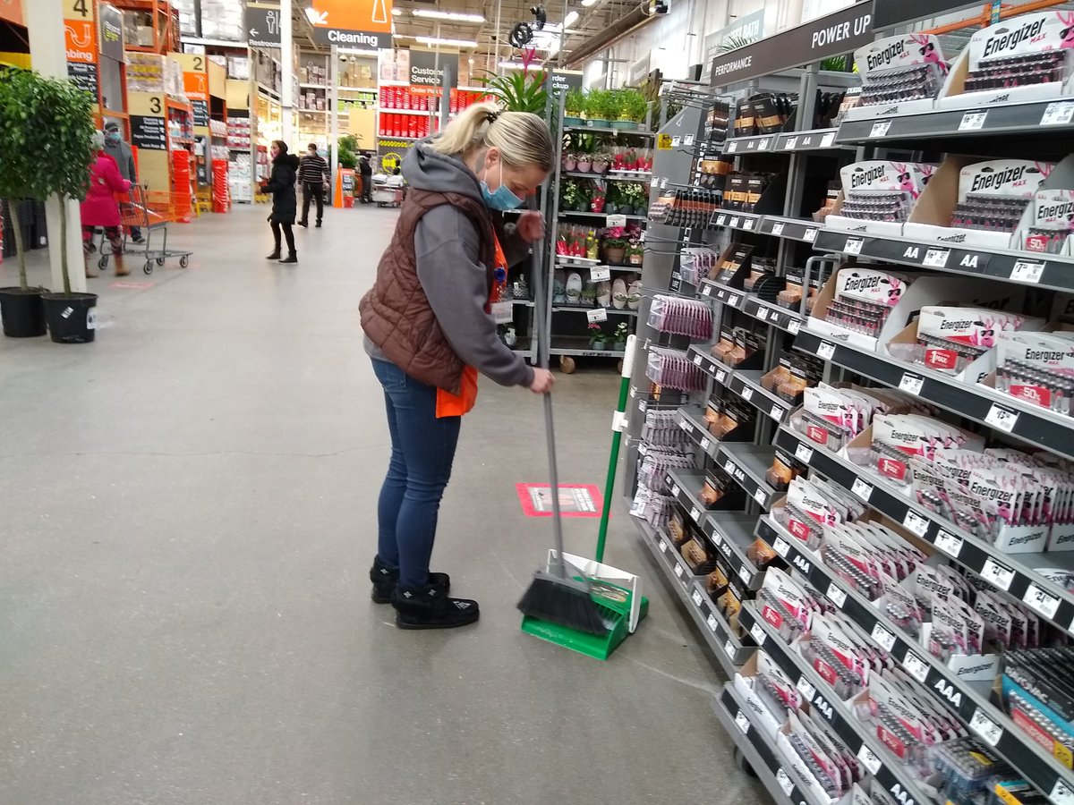 Caught our head cashier Kasia orange handed. Great job!!! <a href="/fearon_frank/">Frank Fearon</a> <a href="/ValineAlejandra/">Alejandra</a> <a href="/MightyquinnH/">@mightyquinn_homedepot</a> @LourdesPerry <a href="/seemashinde10/">Seema</a> <a href="/KasiaVagueiro/">Kasia Vagueiro</a>