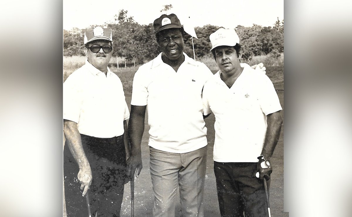 #tbt Un recuerdo especial del año 1978 cuando la leyenda del béisbol, Hank Aaron, ofreció dos días de clínicas deportivas a más de 150 jóvenes beisbolistas de La Romana.

#CentralRomana #ActividadesDeportivas #HankAaron #CasadeCampo