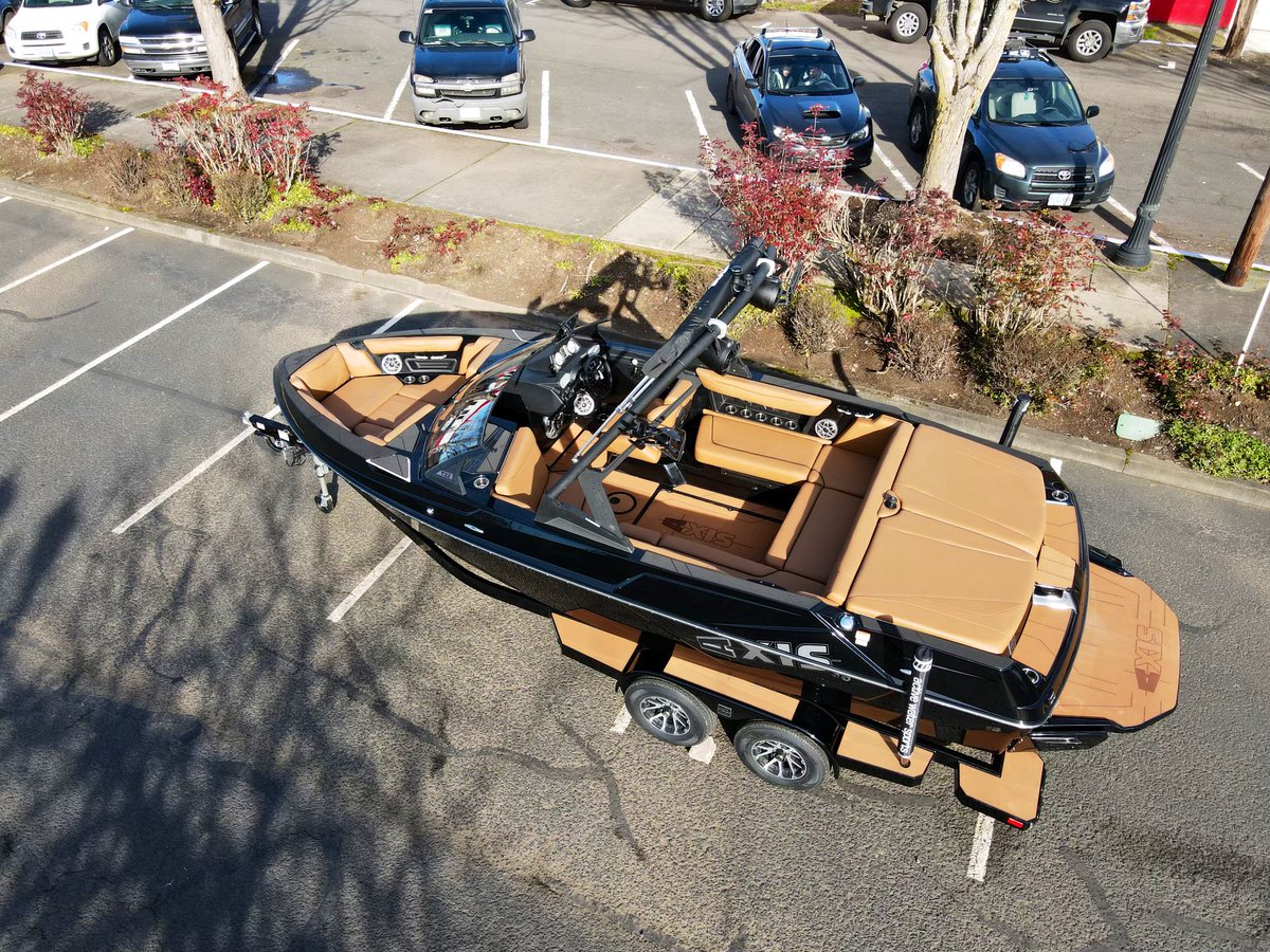 Fresh new 2021 Axis T22 looking FIRE 🔥🔥🔥 we’re stoked to have this beast in our inventory, but it won’t last long! If you’re trying to be on the water this summer, give us a call! (503)660-5991