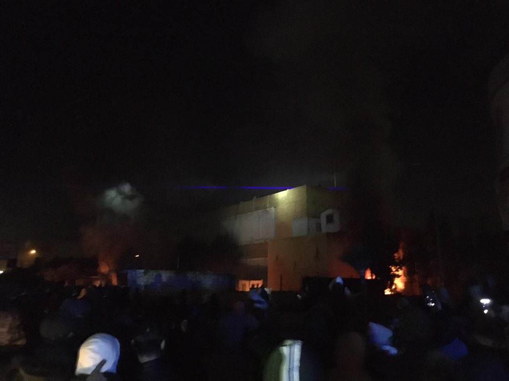 tripoli17oct's tweet photo. #عاجل
إطلاق الرصاص الحي والمطاطي على الثوار
بينما تشتعل السرايا في #طرابلس نتيجة إلقاء الملوتوڤ عليها، والقوى الأمنية عاجزة عن إضرام النيران..
بدل الشمعة مولوتوڤ
#طرابلس_تثور 

#طرابلس١٧اكتوبر https://t.co/KjMR7piGvm