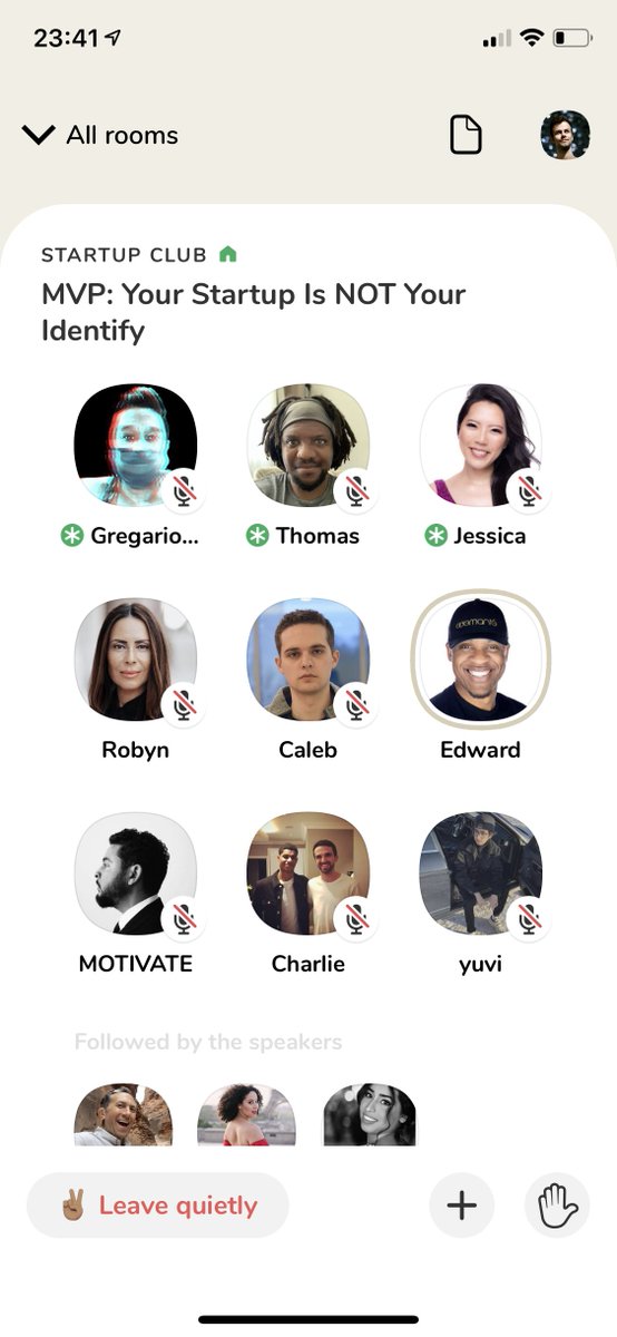 Pour vous représenter Clubhouse pour l'instant, pensez à LinkedIn, mais en audio (et en mieux !) : beaucoup de networking, de conseils pratiques et pro.Mais aussi des conversations sur l'actu, l'identité, ou l'art, qui n’interviennent qu’en direct, dans l’instant présent.