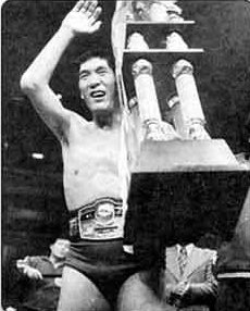 النسخة الاولى للبطولة اقيمت بعد 6 شهور من تأسيس الاتحاد.جاينت بابا انتصر بالنسخ الثلاثة الاولى جميعها.(واضح ان رحلتنا هذي بيكون نشبتها هو جاينت بابا)