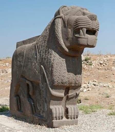 Chequevera06's tweet photo. Soldaki, yine bu topraklarda yapılmış 3000 yıllık bir aslan heykeli, sağdaki ise Midyat cumhuriyet meydanı için yeni yapılmış aslan  :) https://t.co/Wmm8qCH6GY
