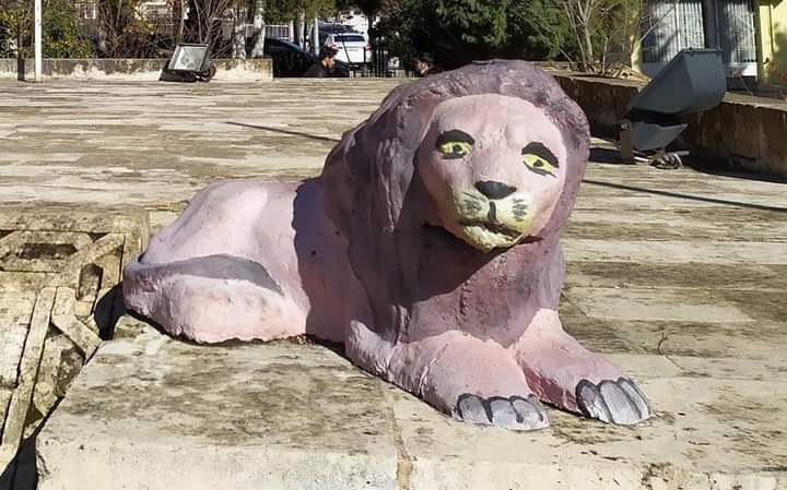 Soldaki, yine bu topraklarda yapılmış 3000 yıllık bir aslan heykeli, sağdaki ise Midyat cumhuriyet meydanı için yeni yapılmış aslan  :)