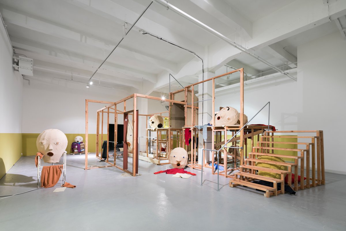 MeetFactory's tweet image. Nový výstavní projekt Evy Koťátkové skrze tři monumentální instalace představuje spektrum úhlů pohledu na problematiku normativity a s ní spojenou diskriminaci a strach z jinakosti. bit.ly/Rozhovory_s_mo… #EvaKotatkova