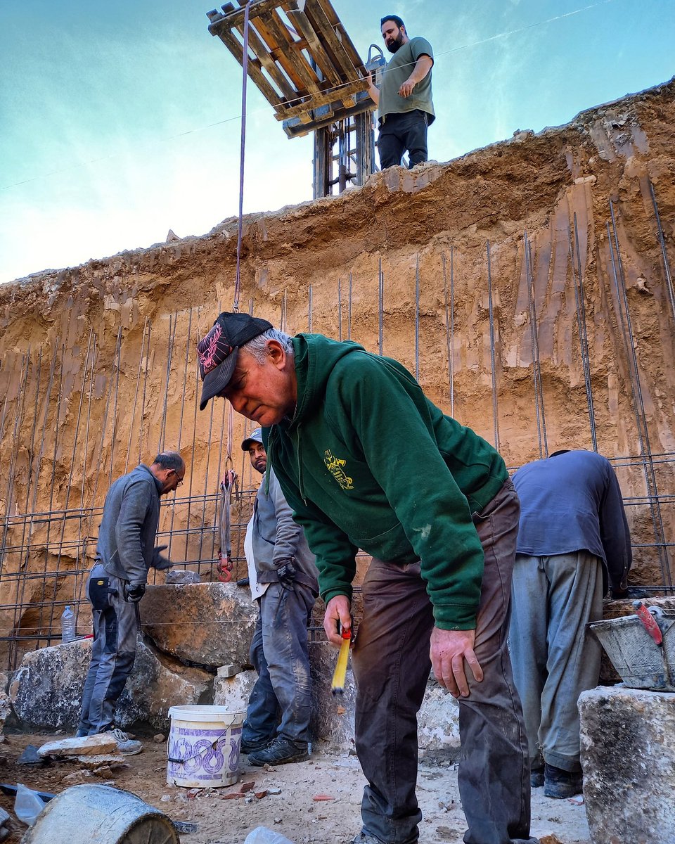 CellerFrisach's tweet photo. I de davall Terra sortim seguint la Llum! Construint Somnis!! Amunt, amunt! Pedra sobre Pedra!! #HomeMade #PedraSobrePedra #PedraEnSec #Frisach #CorberaDEbre #TerraAlta #TerritoriVernatxa #LoViDeCorBera #InstintPrimari #CellerFrisach #BioTop #Netflix #ParadisNatural https://t.co/2mA8ZObNAO