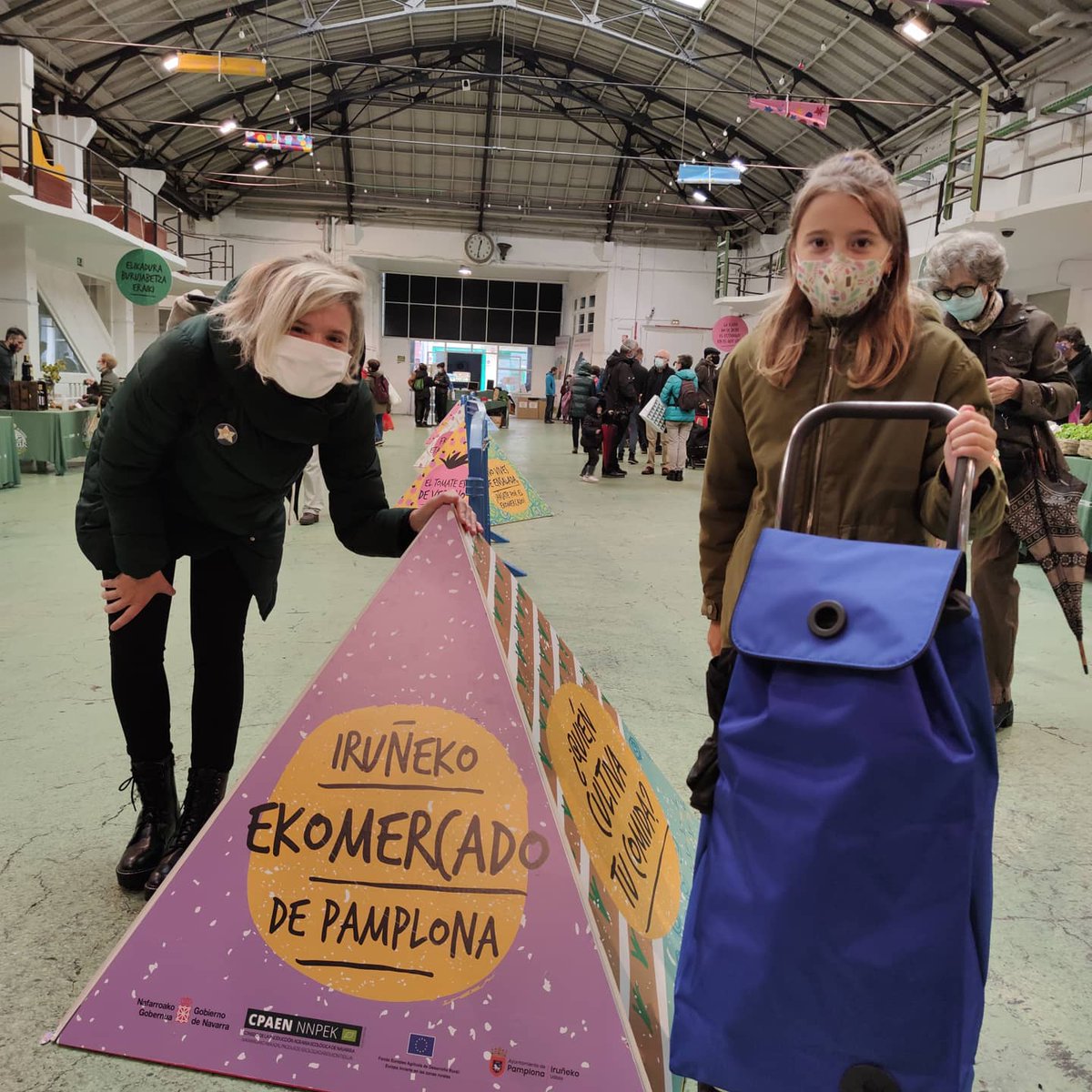 navarraeco's tweet photo. ¿Sabías que en cada #EKOmercado sorteamos un carro de la compra? 
Apunta la fecha: próximo EKOmercado 6 de febrero 😊 y llena el carro de la compra con alimentos ecológicos de Navarra
Además, todos los meses sorteamos con @euskalerriairratia un lote #ecológico 📻 https://t.co/VM515KaIg9