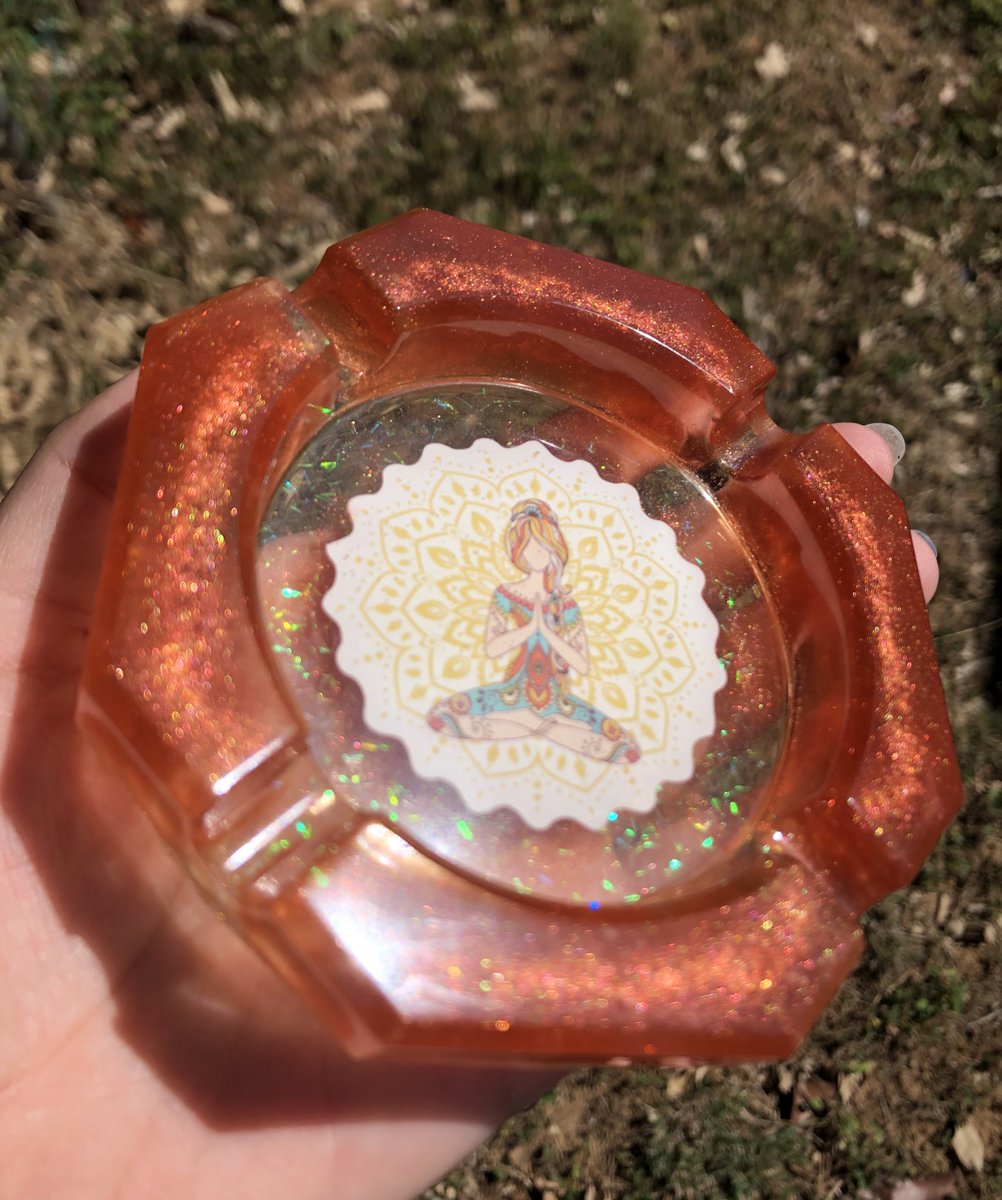 kumosart_'s tweet photo. 🦧cenicero🦧
💵$17💵
#resinart #resin #resinaepoxi #resina #resinartist #ashtray #ashtrayresin #handmade #cenicero #smallbusiness #apoyalolocalpr https://t.co/MF7PJTLPVk