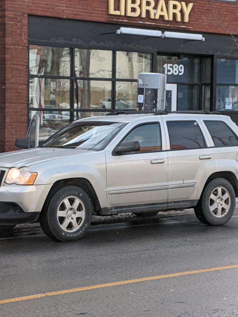 JsFrPe's tweet image. Parked in the bike lane. Barriers, education and enforcement. @ParkingTPS @CityofToronto @TrafficServices #BikeTO #VisionZero @BikingToronto @TPS_BikeHart @Car_In_Bikelane @TPS_pke_rider @anabailaoTO