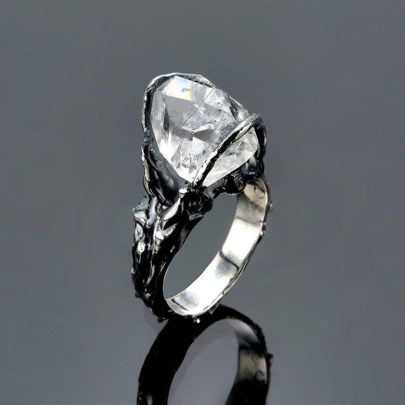 AndersonBeattie's tweet photo. Herkimer Quartz "Diamonds" seek out and cultivate high energy. These gemstones have amazing clarity which results in a dazzling sparkle. So sparkle NOW with this stunning Herkimer Diamond Ring in Sterling Silver. 💎💕 #jewelry #herkimerdiamond #etsy https://t.co/3KGTzAeVww https://t.co/0f86bIyn2E