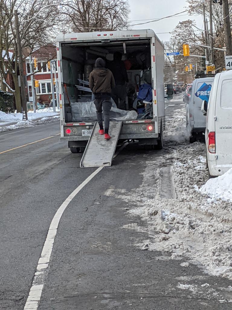 JsFrPe's tweet image. Parked in the bike lane. Annette westbound at High Park Ave.  @ParkingTPS @CityofToronto @TrafficServices #BikeTO #VisionZero @BikingToronto @TPS_BikeHart @Car_In_Bikelane @TPS_pke_rider @GordPerks