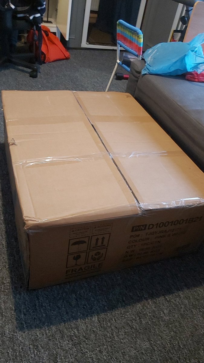 KerryPlays's tweet image. 1 of my valentine's 💕  presents has arrived early, new gaming chair, do you want a unboxing and fixing it together video? Or just pictures of what it looks like? #amazon #amazonpurchase