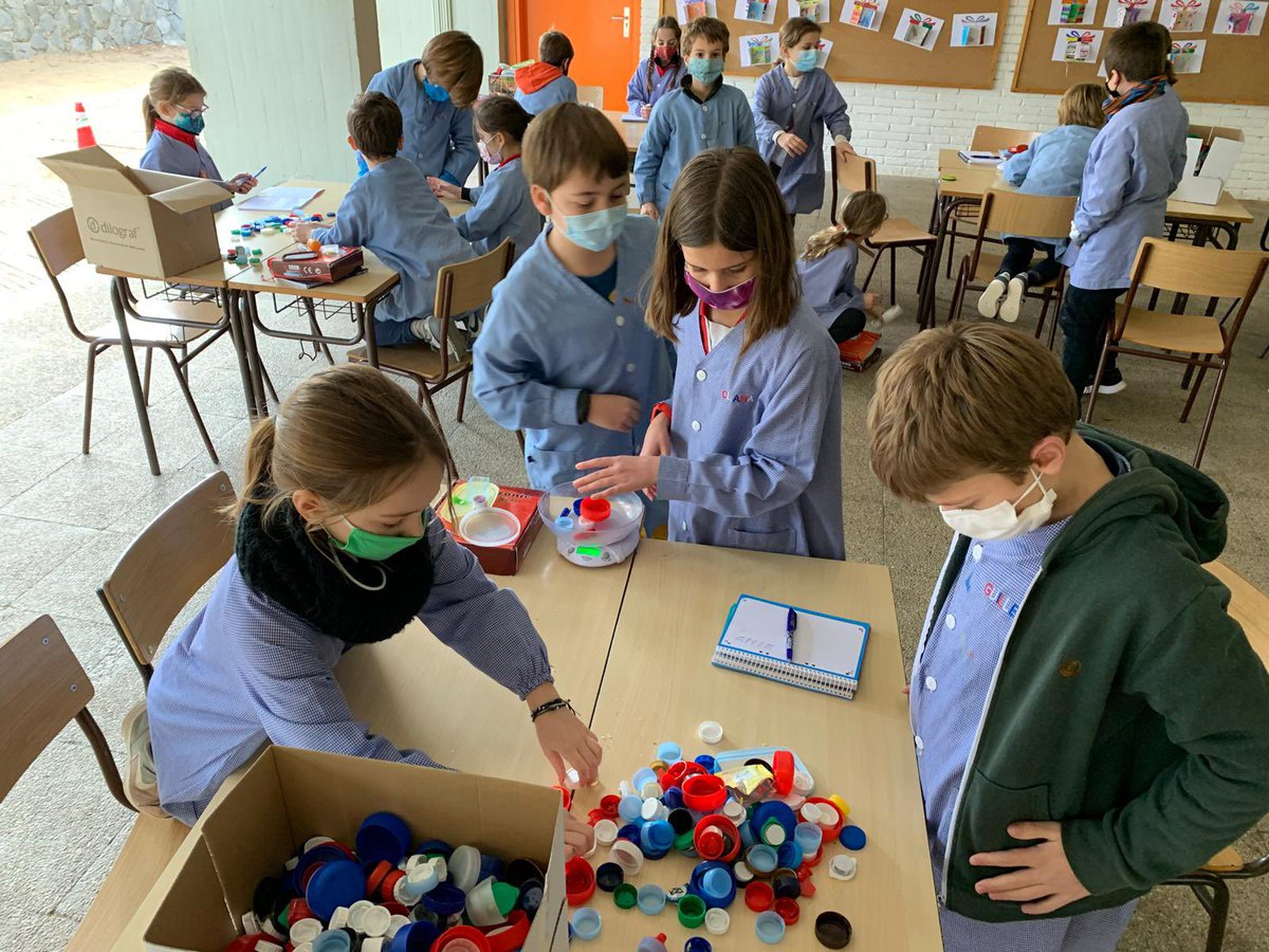 BetaniaPatmos's tweet photo. A 4t de primària hem  calculat quants kg de taps solidaris hem recollit aquest curs i quants diners suposen:

52 kg = 10,40 €

Necessitem que porteu més taps! https://t.co/RjDPsSb7u9