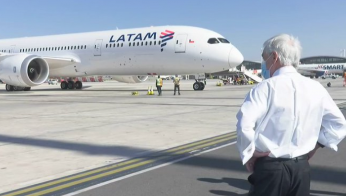 Piureman's tweet image. ¿Por qué Piñera le regala millones de dólares a una empresa extranjera, que tiene su sede central en Islas Caimán?
¿Por qué no usa los aviones de la FACH?
¿Por qué hace propaganda gratuita a Latam?
¿Cómo fuiste ahí, @sebastianpinera?