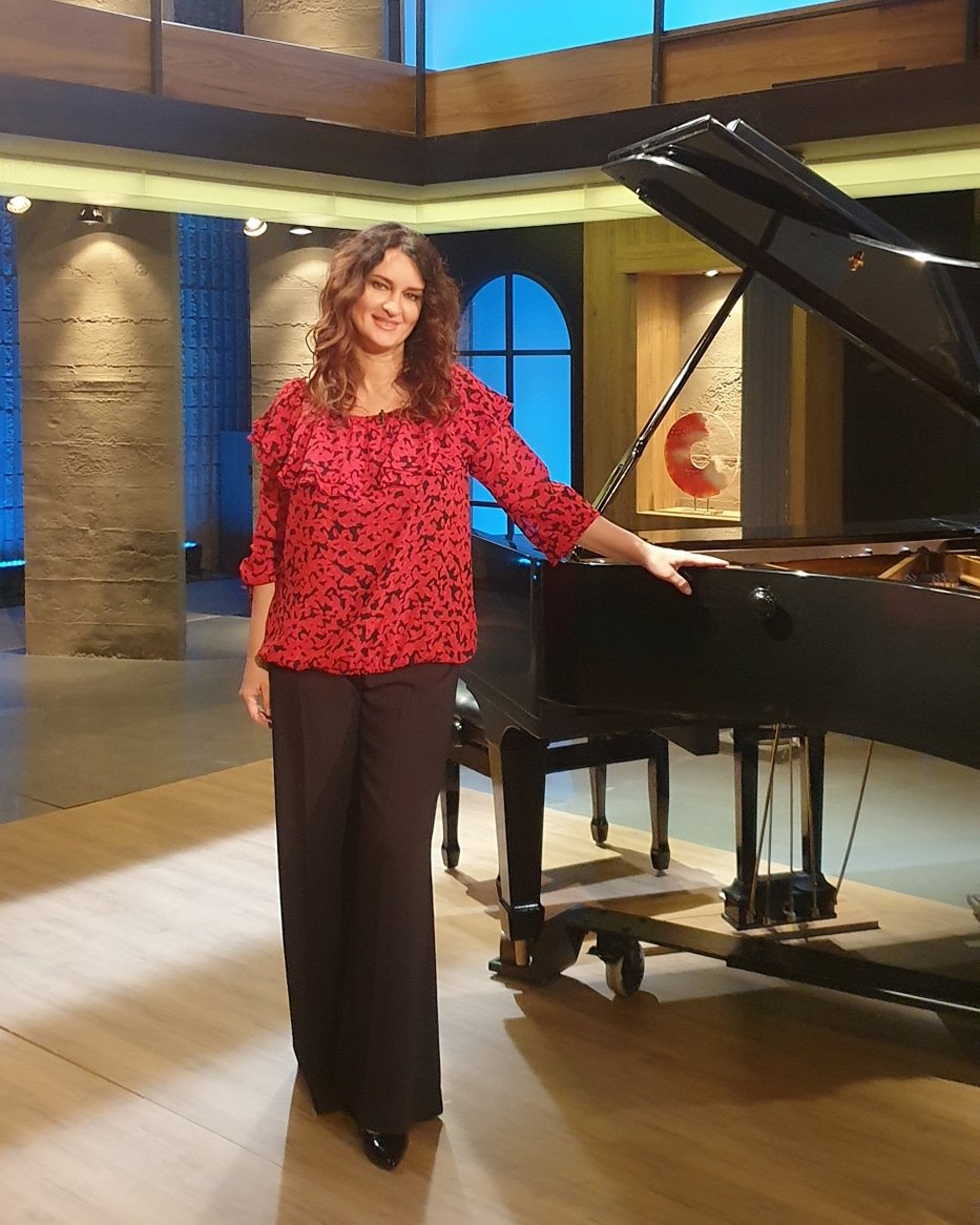 "Anjelika Akbar ile Sesler" programımızın yeni dekoru:) ❤
<a href="/trt2tv/">TRT 2</a> 
<a href="/BRANDROOMTR/">BRANDROOM</a> 
<a href="/HouseofDiv/">House of DIV</a>
<a href="/n1danismanlik/">N1 Danışmanlık</a> 
#boyutonesmedia 
<a href="/SteinwayAndSons/">Steinway & Sons</a>