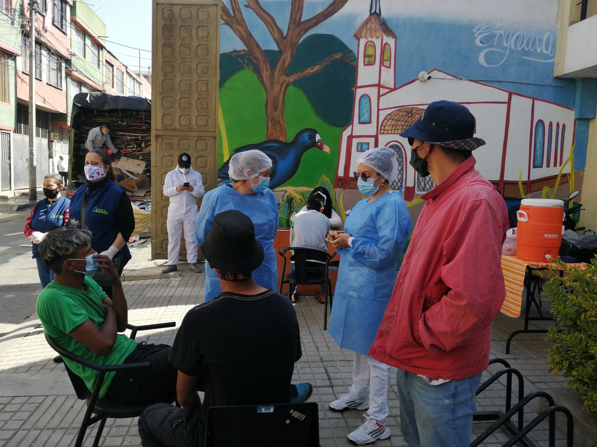 SLISEngativa's tweet photo. En este momento se desarrolla jornada de autocuidado y escucha activa en Recuperadora ambiental de Engativá para ciudadanos habitantes de calle, en articulación con @idipronbogota y Fundación Casa de la Sabiduria.
👇
Acciones para dignificar la población vulnerable de la ciudad https://t.co/X2k3MHMTG7