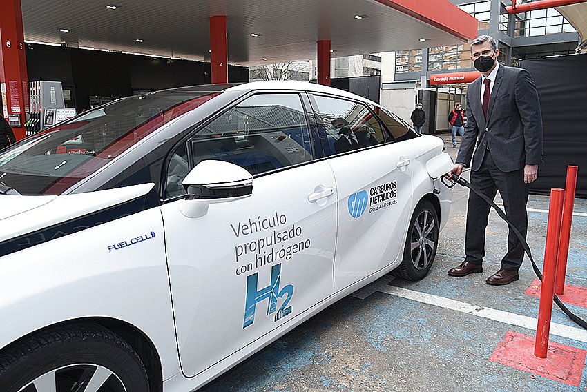 Carburos's tweet photo. 📢 #CentroDeNoticias | Hoy inauguramos la primera #hidrogenera de España, en Madrid, con capacidad de suministro a 700 bar de presión. 🚗 

¡Somos una de las cinco empresas que promueve este proyecto pionero! Sigue el siguiente tuit de este hilo ⬇️ https://t.co/T3sj3PyEDx