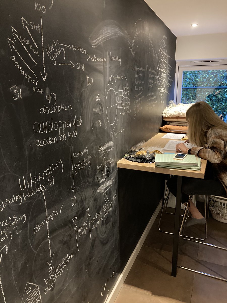 Thuis #studeren krijgt serieuze vormen en heb het gevoel alsof ik zelf weer examen heb. Elke dag nieuwe leerstof bij binnenkomst!