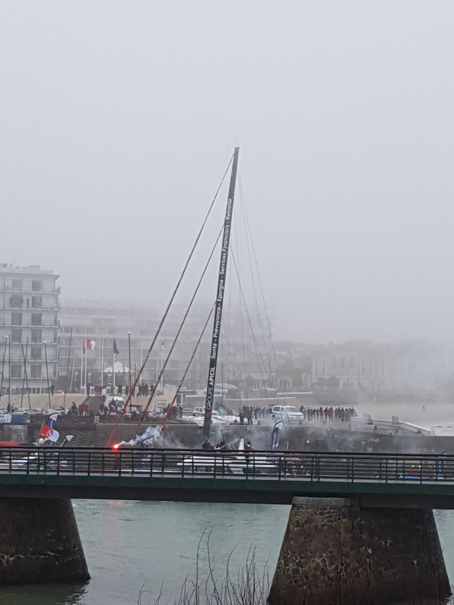 StephTertrais's tweet photo. Spectacles des arrivées @VendeeGlobe merci et bravo à ces champions du #VGV2020, inspirant, divertissant, impressionnant !
@borisherrmann
@sailingdamien 
@GiancarloPedote https://t.co/54pHwMNbup