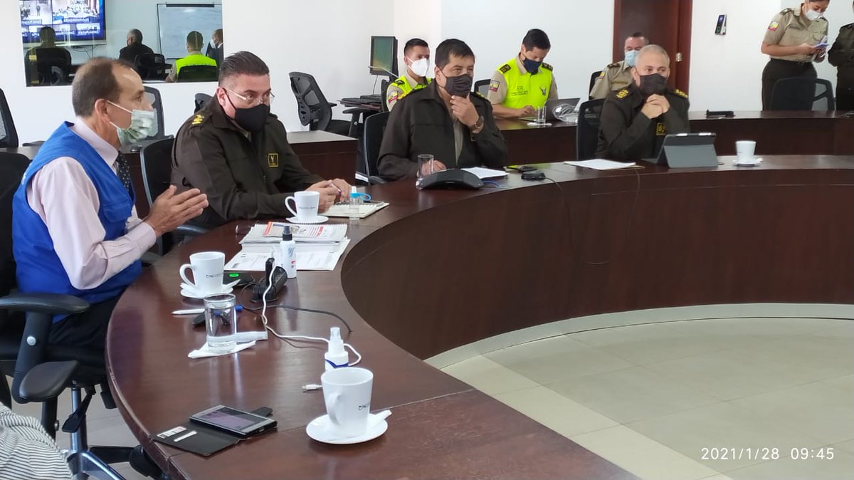 PoliciaEcuador's tweet photo. 📍Sufragio de personas privadas de libertad y voto en casa
📍Medidas de bioseguridad
Participó #GraDMarcoVillegas Coordinador Policial del Proceso #Elecciones2021Ec, #GraDFaustoSalinas #DirSCOP junto a delegados de @cnegobec
#TrabajamosPorTuSeguridad https://t.co/VRmME7QIAU