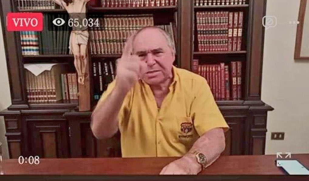 Si tuviéramos que resolver esto como gente CIVILIZADA?

Quién sería el peor hombre de los últimos 20 años del Ecuador?

🔁 Correa 
❤️ Bucaram